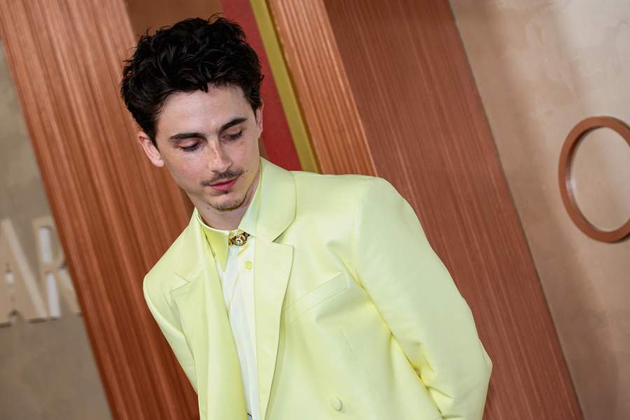 Тимоти Шаламе позирует во время прибытия церемоний вручения премии «Оскар» на 97-й церемонии вручения премии «Оскар» в Голливуде, Лос-Анджелес, Калифорния, США, 2 марта 2025 года