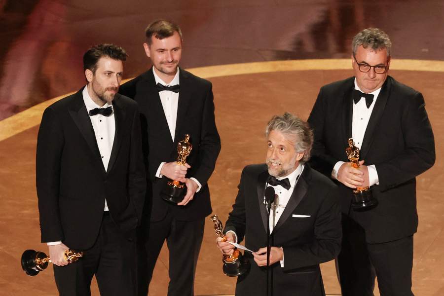Пол Ламберт, Стивен Джеймс, Риз Салкомб и Герд Нефцер получают «Оскар» за лучшие визуальные эффекты за фильм «Дюна: Часть вторая» во время церемонии вручения премии «Оскар» на 97-й церемонии вручения премии «Оскар» в Голливуде, Лос-Анджелес, Калифорния, США, 2 марта 2025 года