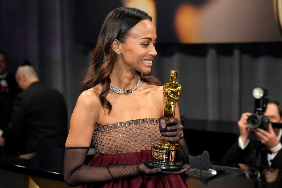 ои Салдана, победительница в номинации «Лучшая актриса второго плана» за фильм «Эмилия Перес», посещает Губернаторский бал после церемонии вручения премии «Оскар» в воскресенье, 2 марта 2025 года, в Лос-Анджелесе