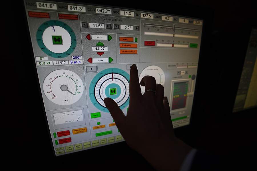 Тренажер, имитирующий капитанскую рубку