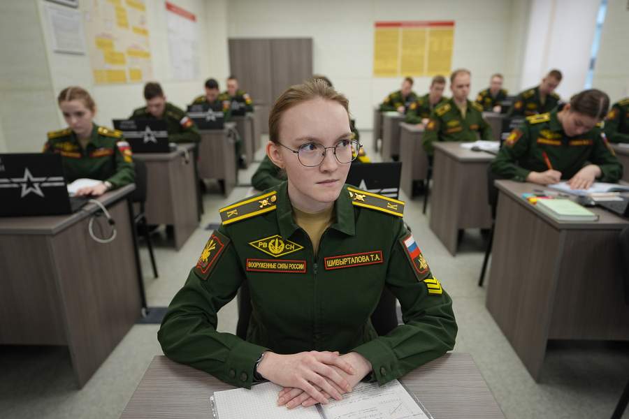 Татьяна Шывырталова — курсант третьего курса, член сборной академии по информатике. Девушка увлекается лыжным спортом