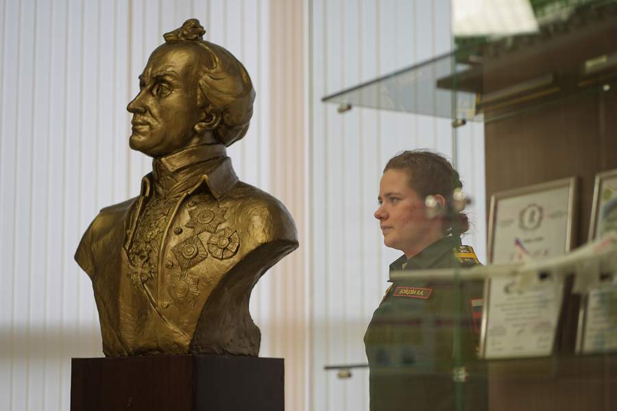 Сержант Инна Бойцова с золотой медалью окончила обучение в лицее в Саратовской области. Инна — военнослужащий в четвёртом поколении. Прадед — танкист, прошедший горнило Великой Оте­чественной войны. Дед — авиационный техник. Отец — офицер Воздушно-космических сил. Инна — командир отделения. Примечательно, что вслед за нею решила поступать в ВА РВСН младшая сестра Дарья. Её зачислили в вуз минувшим летом. Вот так продолжается династия Бойцовых 