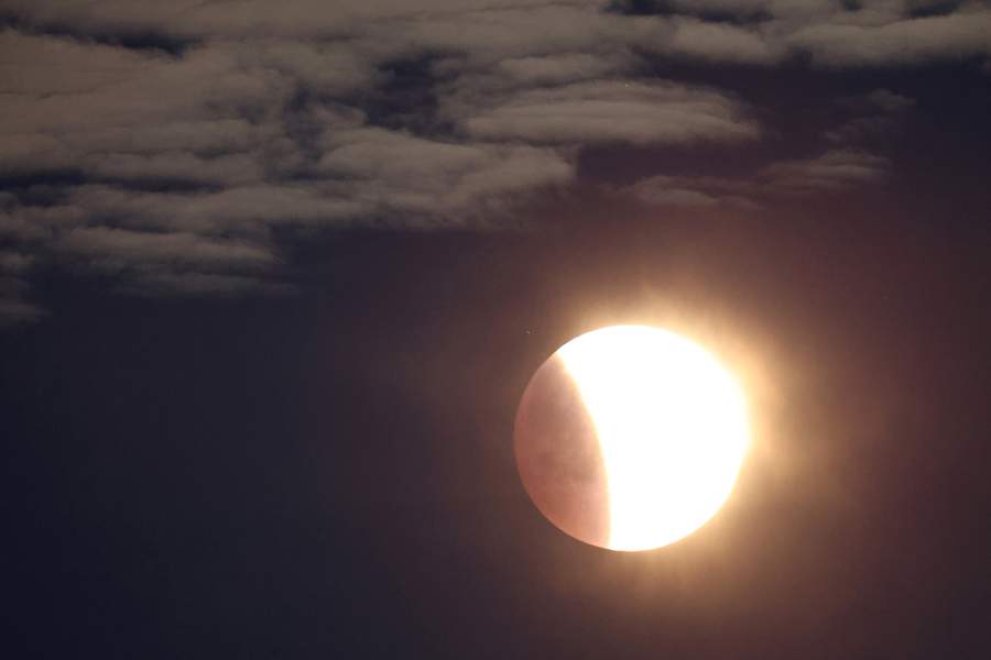 Лунное затмение 14 марта 2025 года Стоунхендж, Эймсбери, Южная Британия