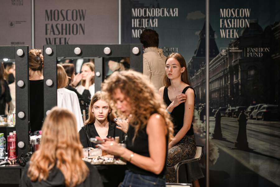 Подготовка к показу одежды на четвертой Московской неделе моды