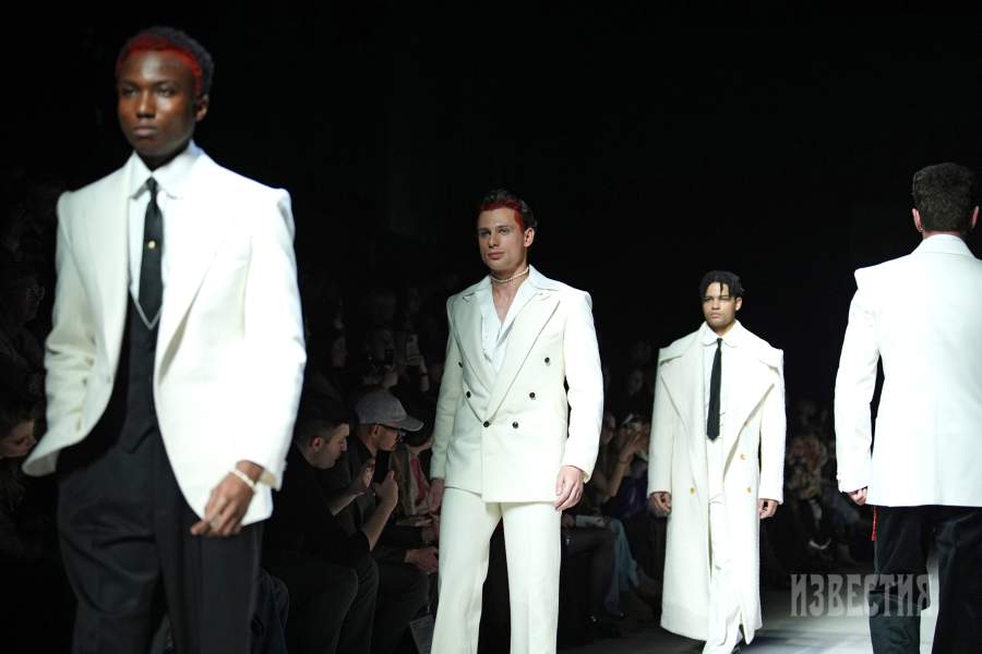 Показ одежды дизайнера MusaweNkosi на четвертой Московской неделе моды в ЦВЗ «Манеж»