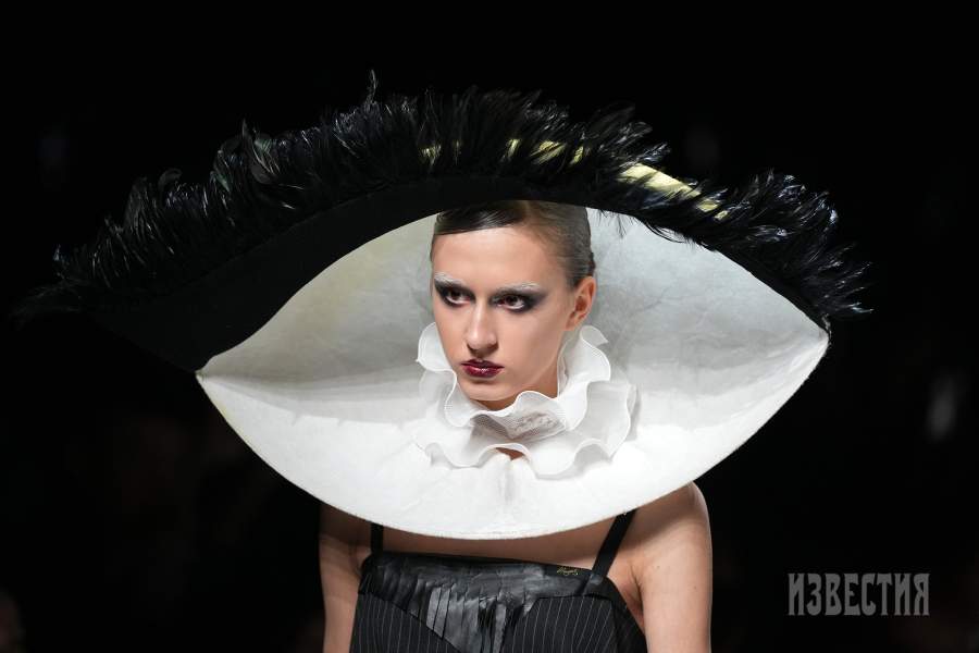Показ одежды бренда Slava Zaitsev (Москва) на четвертой Московской неделе моды