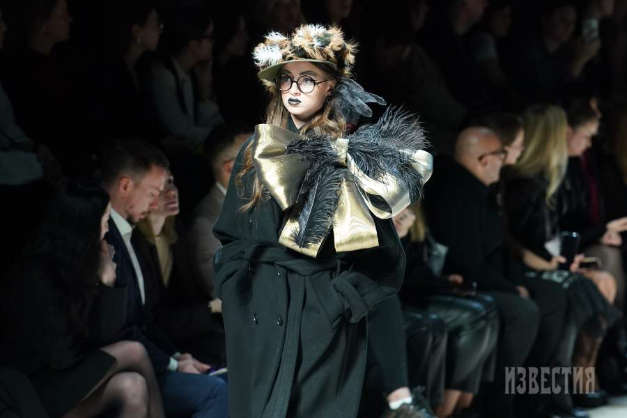 Модель во время показа одежды дизайнера, основателя модного дома IGOR GULYAEV в рамках проведения Московской недели моды в Центральном выставочном зале «Манеж»