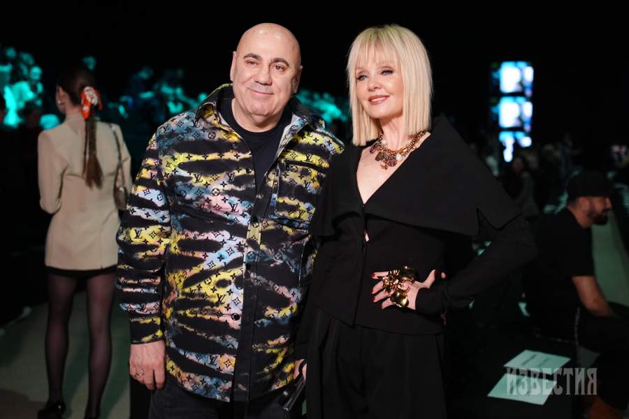 Певица Валерия и продюсер Иосиф Пригожин перед началом показа одежды дизайнера, основателя модного дома IGOR GULYAEV, в рамках проведения Московской недели моды в Центральном выставочном зале «Манеж»