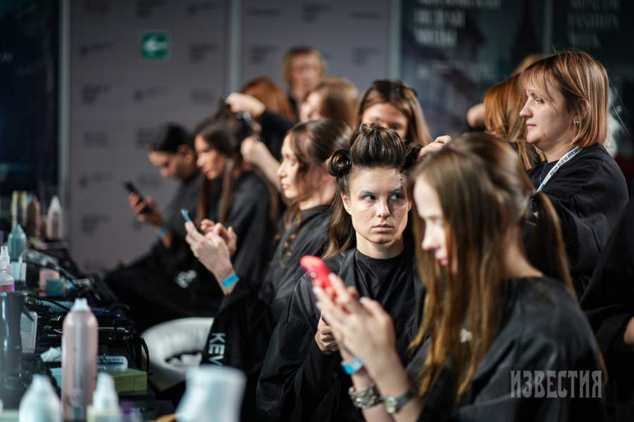 Зона визажа и причесок у всех показов общая, так что сторонний наблюдатель не всегда может различить, к какому именно показу готовят девушек