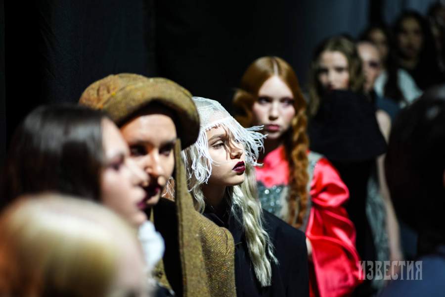 Модели за кулисами перед выходом на подиум строятся в строго определенном порядке