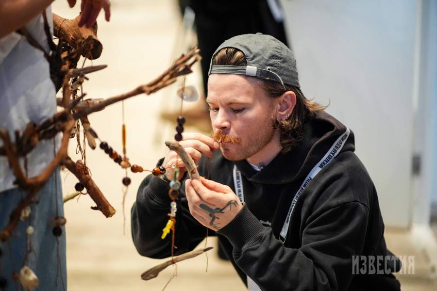 Автор самого скандального показа — дизайнер бренда Vereja Игорь Андреев — лично занят последними приготовлениями