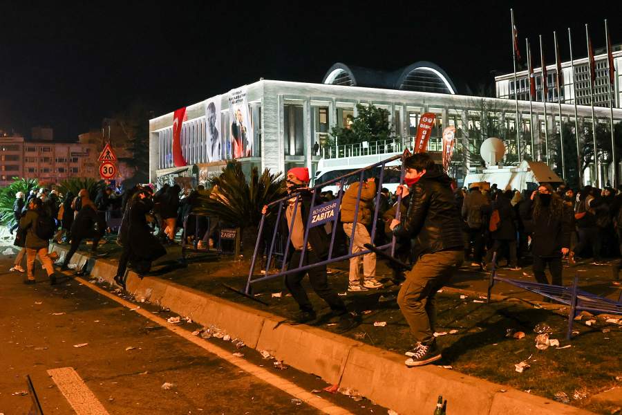 Люди протестуют против обнаружения стамбульского майора Экрема Имамоглу в Стамбуле