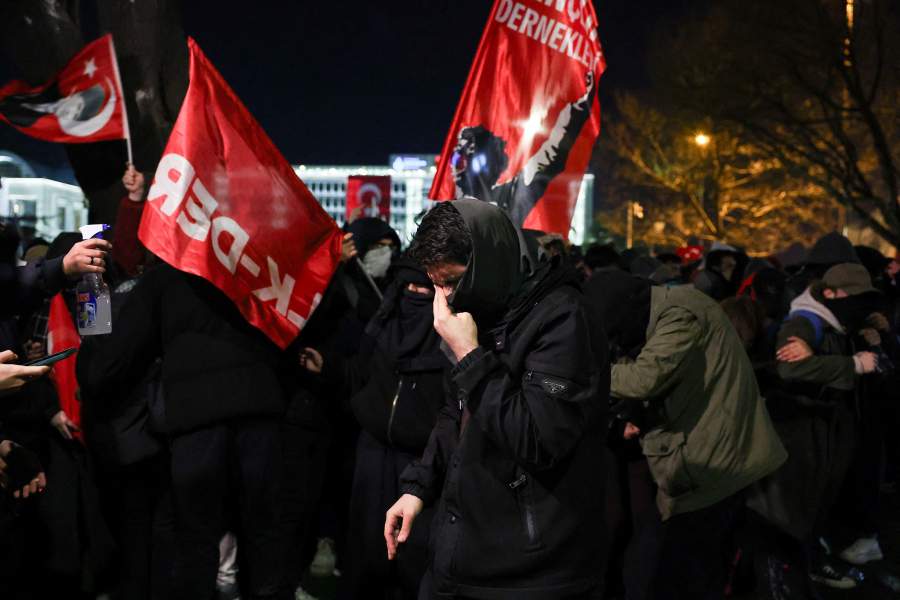 Люди принимают участие в акции протеста против задержания мэра Стамбула Экрема Имамоглу в Стамбуле, Турция.
