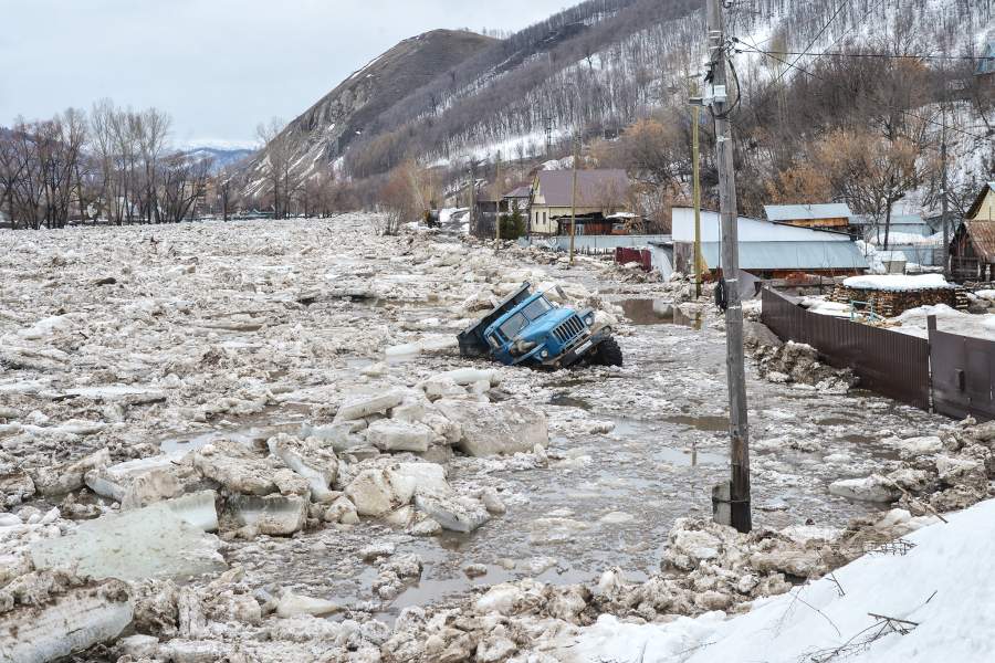 В Челябинской области из-за аномального потепления на две недели раньше предполагаемого срока начался паводок. Уровень воды поднялся в реке Сим в городе Аша Челябинской области. Режим локального ЧС на ряде улиц ввели в городе Аша, где остаются подтопленными 26 домохозяйств