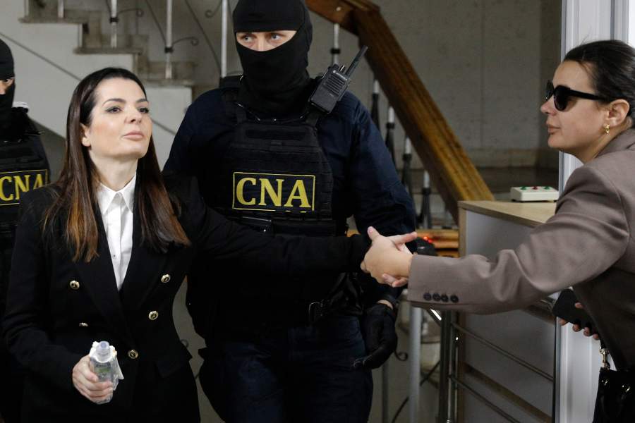 Глава Гагаузии Евгения Гуцул доставлена в суд сектора Чеканы в Кишиневе, где будет решаться вопрос о ее аресте на 30 суток. Евгению Гуцул задержали в аэропорту Кишинева вечером 25 марта при попытке покинуть Молдавию. Ее подозревают в якобы мошенническом управлении избирательными фондами, получении незаконного финансирования и подделке деклараций