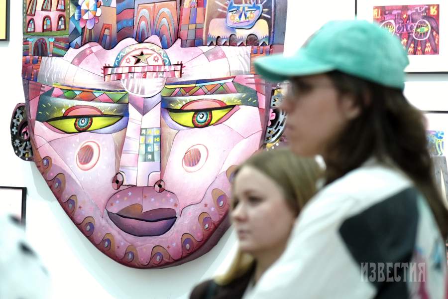 Ярмарка современного искусства «Арт Россия» открылась в Гостином дворе в Москве