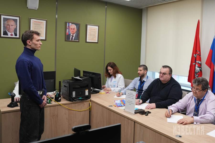 Призывник во время прохождения комиссии в Едином пункте призыва на военную службу на улице Яблочкова. 1 апреля в России стартовал весенний призыв на военную службу