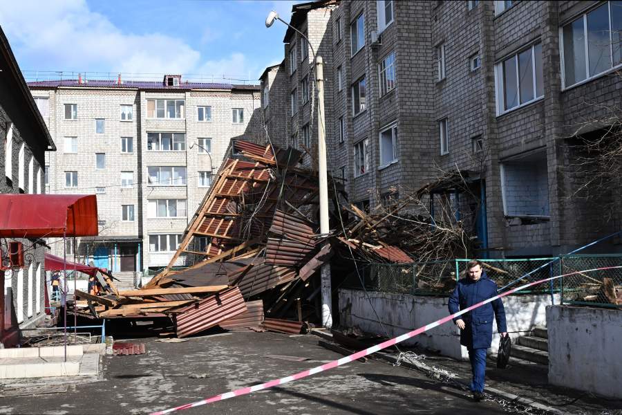 Сорванная ураганным ветром крыша жилого пятиэтажного дома на Северо-Енисейской улице в Красноярске. 05.04.2025