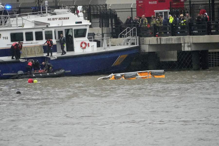 В Нью-Йорке в реку Гудзон упал вертолет, погибли шесть человек