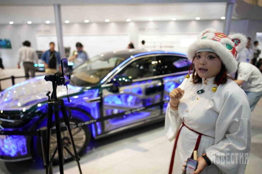 Тысячи журналистов и блогеров из разных стран освещают это мероприятие. Некоторые приехали и автомобили посмотреть, и себя показать 