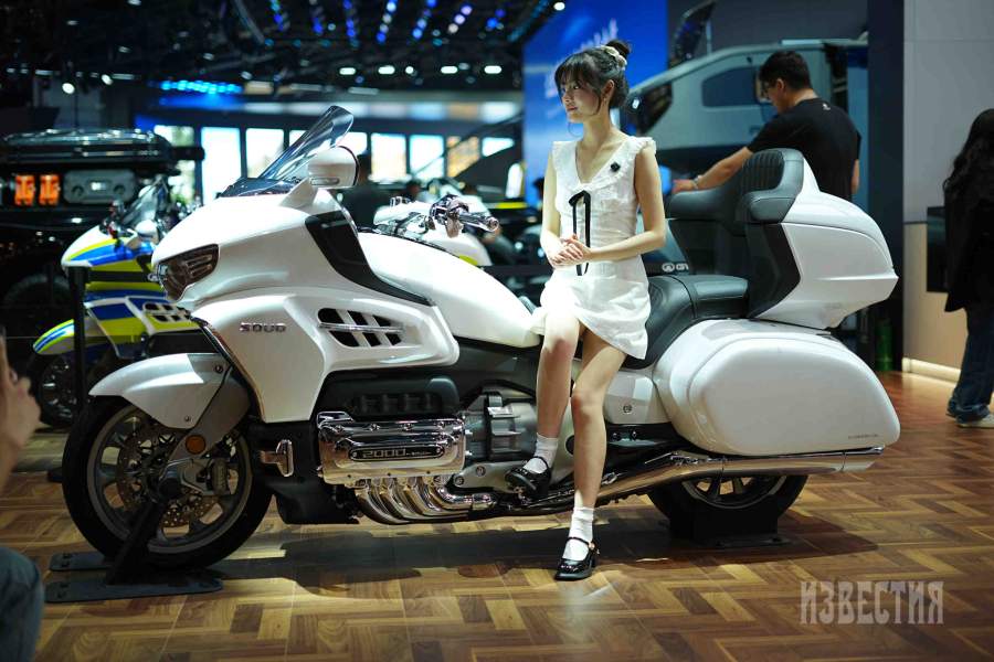 Все как и в прежние времена на международных автосалонах. Красивые стендистки и мощные мотоциклы