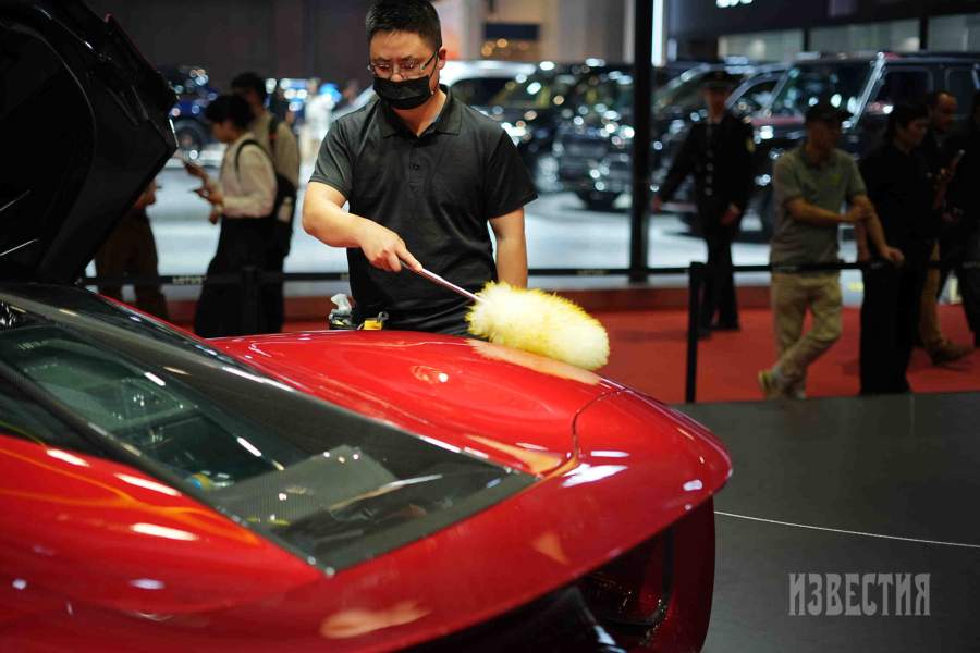 Человек с щеткой -- один из важных героев этого шоу. От его старания зависит, как ярко будет блестеть премьера