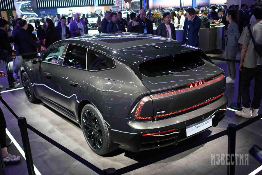 Иностранные производители также приехали в Шанхай. Они пытаются приспособиться к местным вкусам. Audi, например, запустила новую линейку автомобилей, без эмблемы с кольцами 