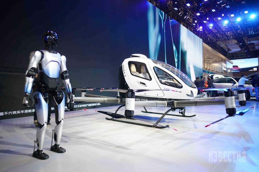 А еще на стенде должен обязательно быть прототип летающего автомобиля. Еще один тренд Шанхайского автосалона -- искусственный интеллект