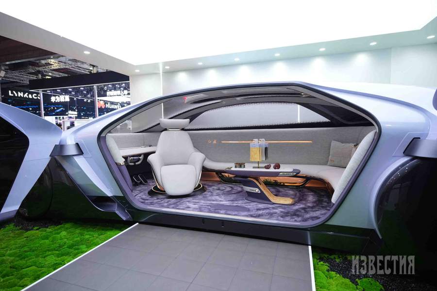 В будущем автомобили станут передвигаться без помощи водителя. Поэтому интерьер будет напоминать уютную гостиную 