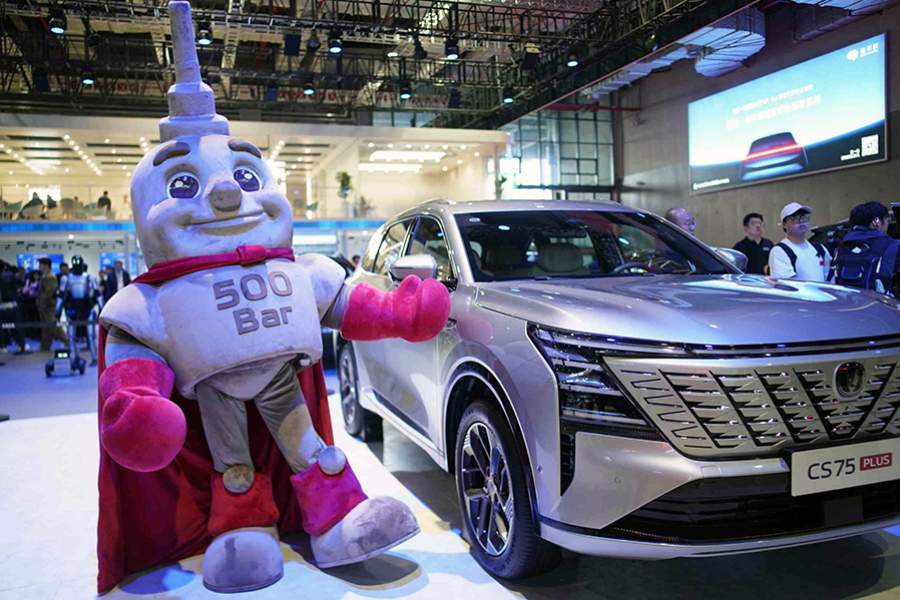 На мотор-шоу привезли Changan CS75 Plus четвертого поколения, тогда как в России с прошлого года продается кроссовер только третьей генерации. Подтверждено, что он появится в России, причем модель на нашем рынке впервые получит полный привод 