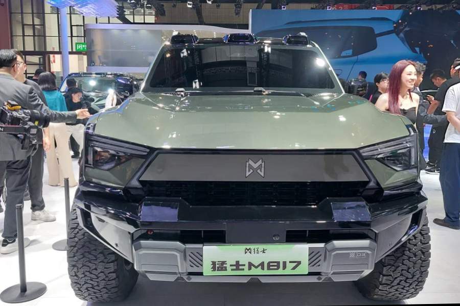 Еще одна новинка китайской компании — внедорожник M817 Warrior, вторая модель в стилистике заданной Mengshi M-Hero. Он создан в коллаборации с Huawei и несет целых три лидара на крыше 