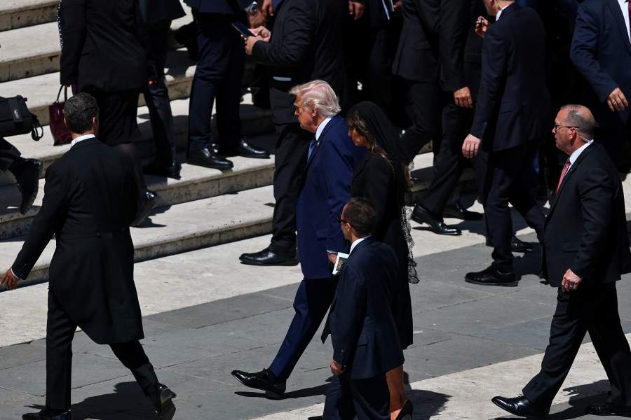 Президент США Дональд Трамп и первая леди Мелания Трамп идут после траурной мессы Папы Франциска