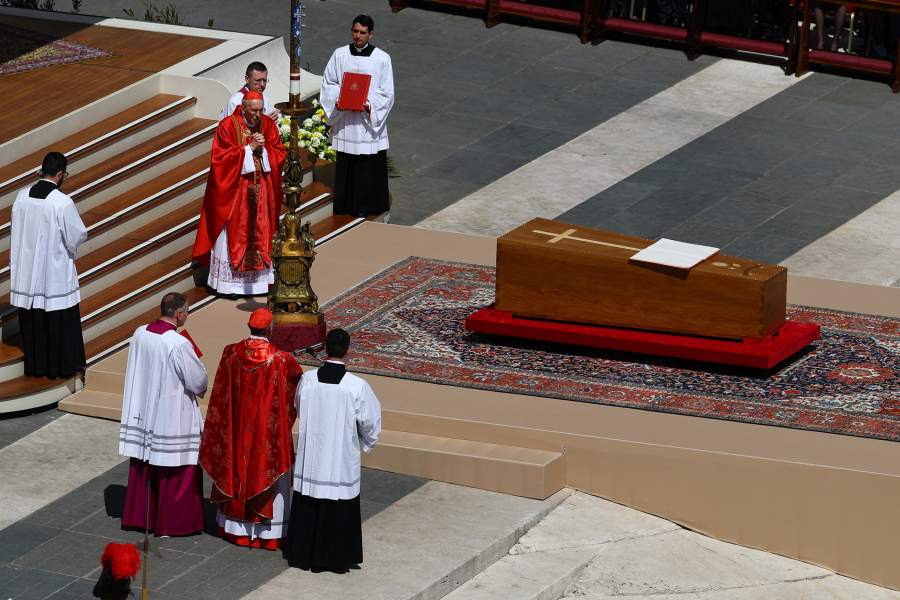 Кардинал Джованни Баттиста Ре возглавляет траурную мессу по Папе Франциску, стоя у гроба на площади Святого Петра в Ватикане.