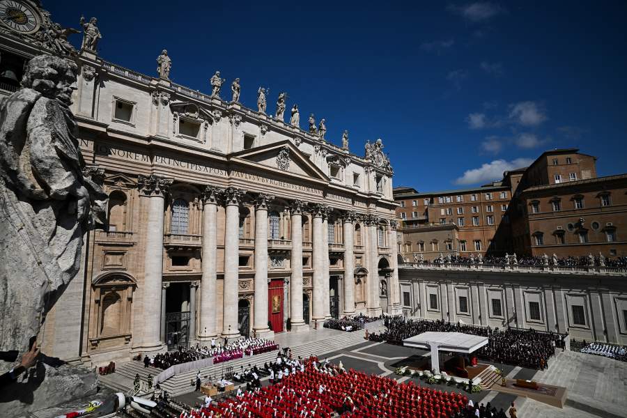 Представители духовенства присутствуют на траурной мессе Папы Франциска на площади Святого Петра в Ватикане.