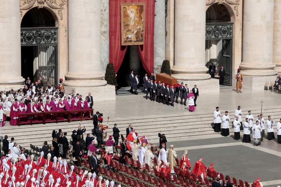 Гроб несут Папу Франциска во время его траурной мессы на площади Святого Петра в Ватикане.