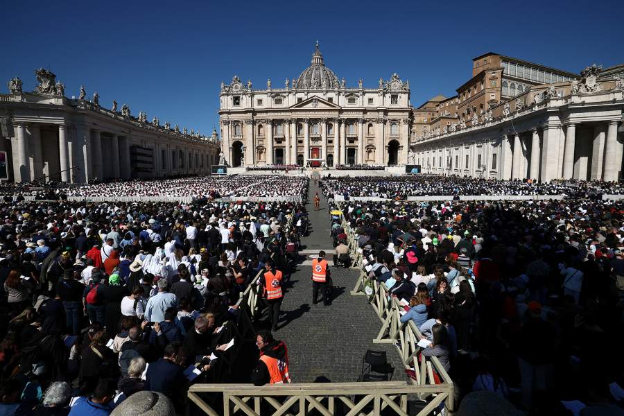 Общий вид площади Святого Петра во время траурной мессы Папы Франциска в Ватикане.
