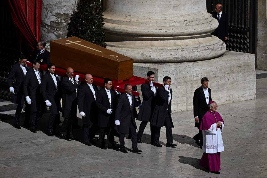 Гроб с телом Папы Франциска несут во время траурной мессы Папы Франциска на площади Святого Петра в Ватикане.