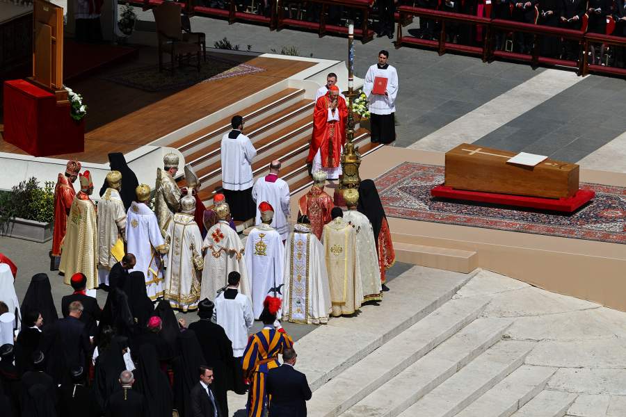 Члены духовенства присутствуют на траурной мессе папы Франциска на площади Святого Петра в Ватикане, 26 апреля 2025 г.