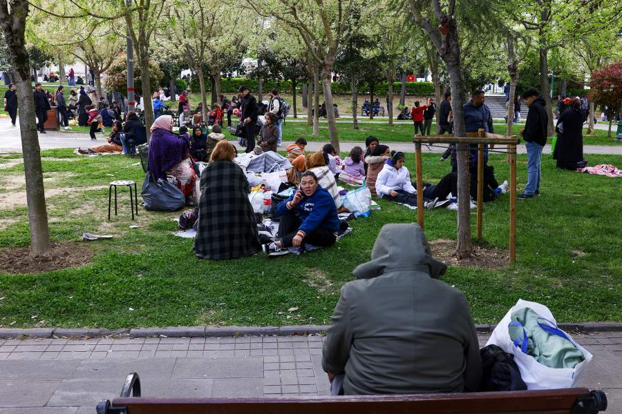 Люди эвакуируются в парк Гези после землетрясения в Стамбуле, Турция, 23 апреля 2025 г.