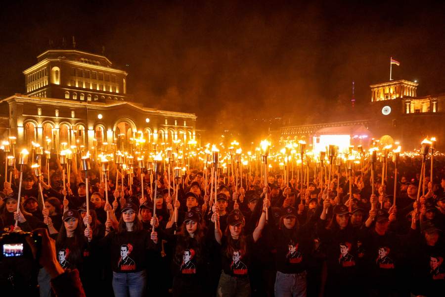 Армения. Ереван. Участники факельного шествия по случаю 110-й годовщины геноцида армян на площади Республики. 24 апреля в Армении и среди армянской диаспоры является Днем памяти жертв геноцида армян в Османской империи