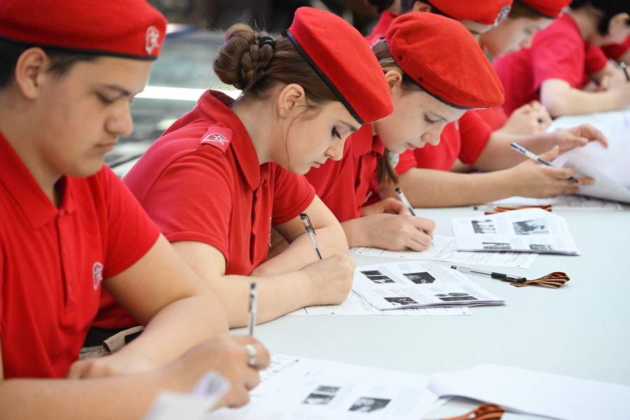 Участники международной патриотической акции «Диктант Победы» в выставочном зале здания диорамы  «Штурм Сапун-горы 7 мая 1944 г.» в Севастополе.  «Диктант Победы» позволяет гражданам России и других государств проверить свои знания о Великой Отечественной войне.