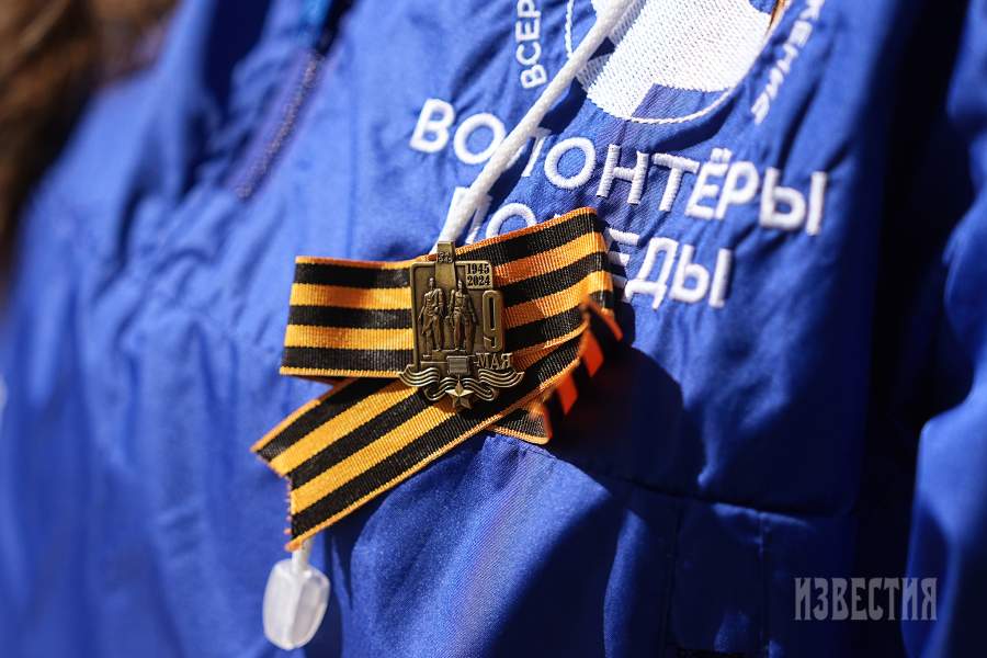 Россия. Москва. Волонтер раздает георгиевские ленточки на Никольской улице в рамках ежегодной акции «Георгиевская ленточка», посвященной 80-й годовщине Победы в Великой Отечественной войне.