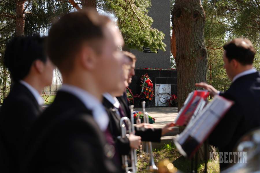 Торжественные мероприятия у мест захоронения бойцов