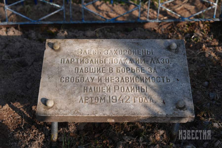 Члены поискового отряда ухаживают за могилами бойцов, чьи останки были обнаружены в предыдущие вахты