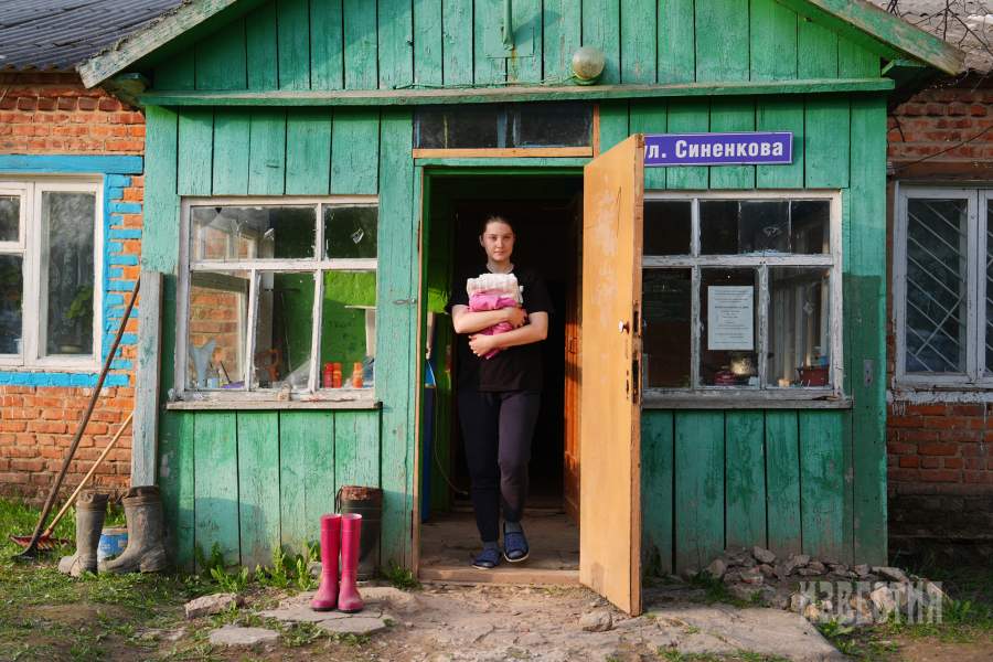 Члены поискового отряда живут в местном ДК и в домах местных жителей