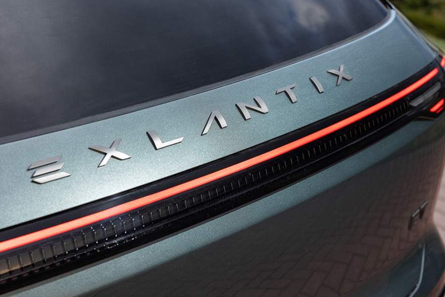 Кнопка открывания багажной двери замаскирована под букву I в названии машины