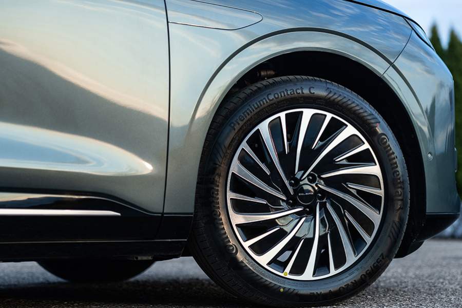 Размер шин — 255/50R20. И спереди, и сзади установлены вентилируемые диски