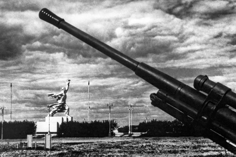 Советский Союз. Москва. Зенитные орудия у Всесоюзной сельскохозяйственной выставки (ВСХВ). 1941 год