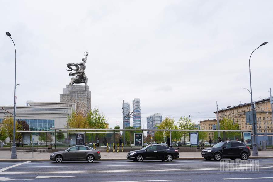  «Рабочий и колхозница» 