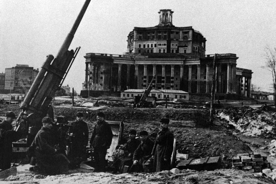 Зенитная батарея на площади Коммуны. 1941